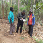 Unser lokaler Partner und Treuhänder Elibariki Tweve registriert hier Waldparzellen von Bauern in Magunguli als Kredit-Sicherheit.