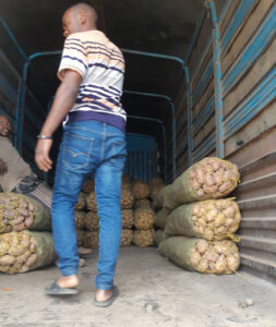In Mabibo, einam Vorort von Daressalaam, werden die 80-kg-Kartoffelsäcke gleich vom Lastwagen verkauft.